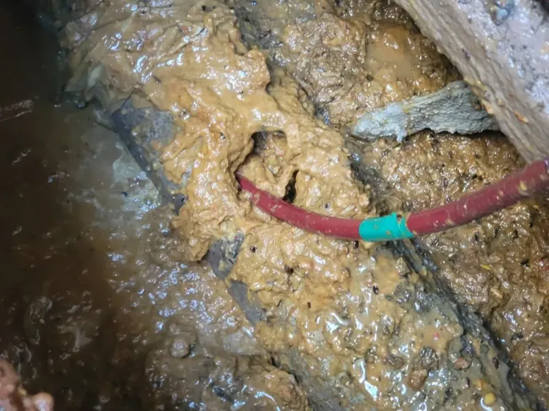 부산 서구 배관 바닥에 쌓인 슬러지