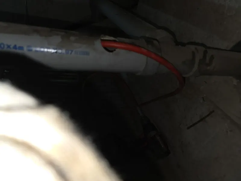 부산 서구 어두운 배관 아래 작업 구멍에 넣은 장비 줄