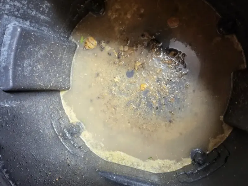 부산 서구 석션 통 바닥에 가라앉은 찌꺼기
