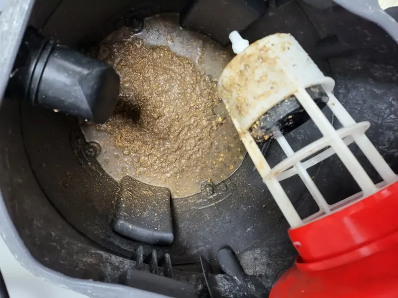 부산 서구 석션 통 안에 모인 음식물 찌꺼기
